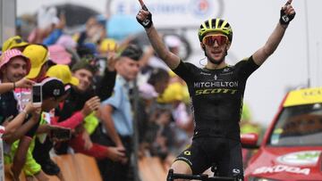 Great Britain's Simon Yates celebrates as he wins on the finish line of the fifteen stage of the 106th edition of the Tour de France cycling race between Limoux and Foix Prat d'Albis, in Foix Prat d'Albis on July 21, 2019. (Photo by JEFF PACHOUD / AFP)