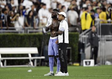 Rüdiger posa con un aficionado tras el amistoso ante la Juventus.