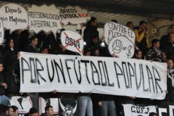 Protestas de los seguidores en el partido de Segunda B Salamanca-Logro?¨¦s (19/02/12)