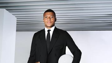 Kylian Mbappé posa con un traje de Dior mientras está siendo medido. El francés, muy serio ante la cámara de Till Janz.