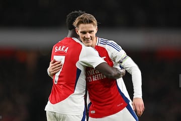 Bukayo Saka y Martin Ødegaard, jugadores del Arsenal, celebran un gol.