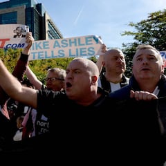 La cena de reconciliación entre Benítez y el dueño del Newcastle acaba con protestas