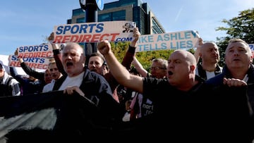 Los aficionados del Newcastle protestando por la gestión de su dueño, Mike Ashley.