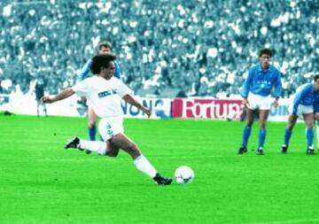 El mexicano, 5 veces premio Pichichi, anot¨® m¨¢s de 500 goles en su carrera profesional. En Espa?a jug¨® en el Atl¨¦tico de Madrid, Real Madrid y Rayo Vallecano. En la imagen chutando un penalty.
