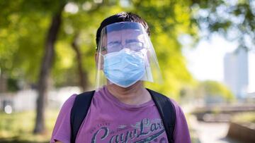  Walter, de 50 a&ntilde;os, hace dos semanas compr&oacute; esta pantalla protectora que a&ntilde;adi&oacute; a la mascarilla quir&uacute;rgica que ya sol&iacute;a utilizar a diario y en el trabajo.