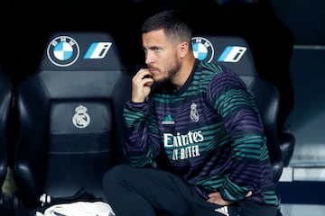 Hazard, on the bench, the night of the game against Villarreal.