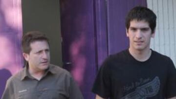 <b>PILLADO. </b>Neira, a la salida de Zorrilla, tras firmar su contrato.