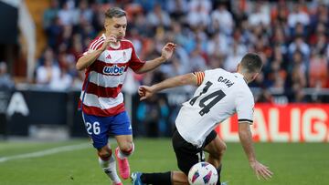 VALENCIA (ESPAÑA), 05/11/2023.- El delantero del Granada Bryan Zaragoza (i) disputauna posesión ante Jose Gayà (d) defensa del Valencia durante el partido correspondiente a la jornada 12 de LaLiga que ambos clubes disputan este domingo en Mestalla. EFE/ Juan Carlos Cárdenas
