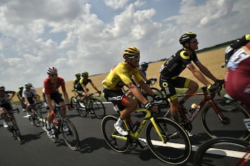 El líder del Tour Greg Van Avermaet junto al francés Sylvain Chavanel