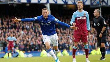 Soccer Football - Premier League - Everton v West Ham United - Goodison Park, Liverpool, Britain - October 19, 2019 Everton's Gylfi Sigurdsson celebrates scoring their second goal REUTERS/Russell Cheyne EDITORIAL USE ONLY. No use with unauthoriz