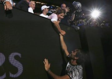 Roger Federer celebra la victoria con su mujer Mirka.