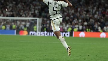 Real Madrid's English midfielder #5 Jude Bellingham celebrates scoring his team's first goal during the UEFA Champions League 1st round day 1 group C football match between Real Madrid and Union Berlin at the Santiago Bernabeu stadium in Madrid on September 20, 2023. (Photo by Thomas COEX / AFP)