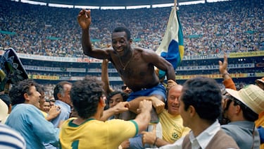 ** ADVANCE FOR WEEKEND EDITONS, MAY 29-30 ** FILE - In this June 21, 1970 file photo, Brazil's Pele is hoisted on shoulders of his teammates after Brazil won the World Cup final against Italy, 4-1, in Mexico City's Estadio Azteca. (AP Photo/File) ALEGRIA CELEBRACION PELE MUNDIAL MEXICO 1986 FINAL BRASIL - ITALIA PUBLICADA CUADRO DESPACHO RELAÑO