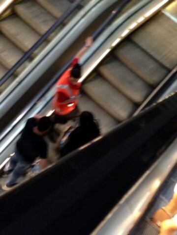 James Rodríguez fue visto por varios pasajeros y se fotografió con ellos en un vuelo procedente de Colombia.