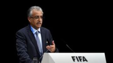 El nuevo presidente de la FIFA, el Jeque Salman Bin Ibrahim Al Khalifa habla durante el Congreso Extraordinario de la FIFA que se ha celebrado en Z&uacute;rich.