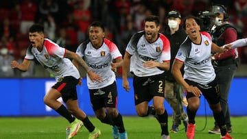 Players of Peru's Melgar celebrate after defeating Brazil's Internacional in the penalty shoot-out in their Copa Sudamericana football tournament quarterfinals second leg match, at the Beira-Rio stadium in Porto Alegre, Brazil, on August 11, 2022. (Photo by SILVIO AVILA / AFP)