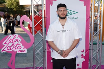 El cantante, Omar Montes posando a su llegada a la alfombra rosa del festival Lola Lolita Land.