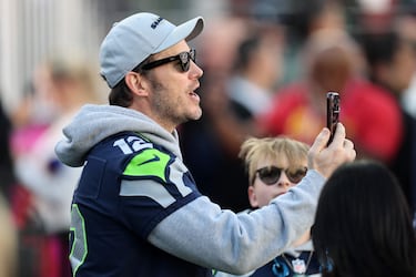 Chris Pratt, estrella de 'Guardianes de la Galaxia' y otras grandes películas se encuentra con su jersey de Seattle para apoyar a sus Seahawks.