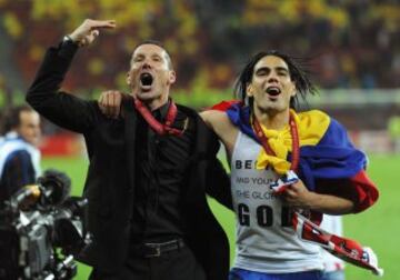 Simeone celebra con Falcao la Europa League de 2012.