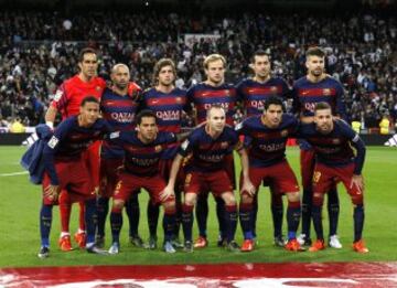 Once inicial del Barcelona. De pie: Claudio Bravo, Mascherano, Sergi Roberto, Rakitic, Busquets, Piqué, agachados: Neymar, Dani Alves, Iniesta, Luis Suárez y Jordi Alba.