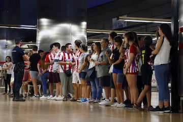 La presidenta de la Comunidad, Cristina Cifuentes, junto al presidente del Atlético de Madrid, Enrique Cerezo, y el entrenador del equipo, Diego Pablo Simeone y varios jugadores de la plantilla rojiblanca ,durante el acto de promoción del uso del metro para el acceso al estadio Wanda Metropolitano del Atletico de Madrid. 