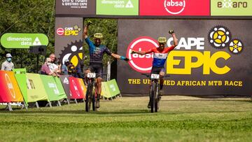 Dias y Becking celebran la victoria en la etapa 4 de la Cape Epic 2021.