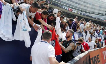 Sergio Ramos firmando camisetas a los aficionados.OS