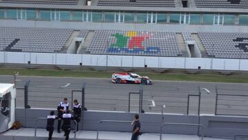 Las im¨¢genes in¨¦ditas de Alonso con el Toyota TS050