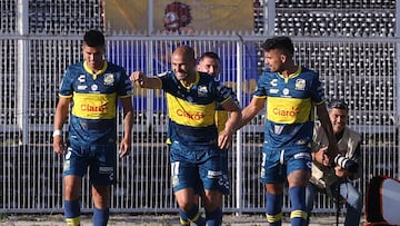 El jugador de Everton, Sebastián Sáez, celebra su gol contra Palestino durante el partido de Primera División disputado en el Estadio Municipal de La Cisterna.
