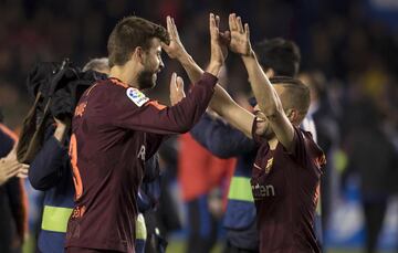 Los jugadores del Barcelona celebraron el título de Liga en el césped de Riazor