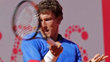 Pablo Carreño devuelve una bola durante su participación en el Torneo de Estoril.