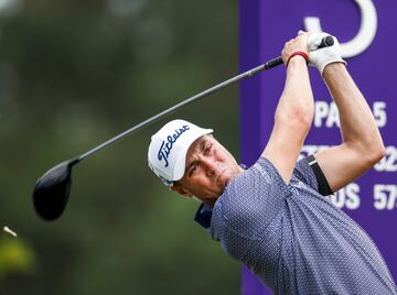 Memphis (United States), 09/08/2022.- Justin Thomas of the US hits a tee shot on the third hole during practice for the FedEx St. Jude Championship golf tournament at TPC Southwind in Memphis, Tennessee, USA, 09 August 2020. The FedEx St. Jude Championship is the first of three FedEx Cup playoff tournaments. (Estados Unidos) EFE/EPA/TANNEN MAURY
