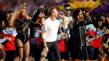 Beyoncé, Chris Martin de Coldplay y Bruno Mars en el espectáculo del descanso de la Super Bowl 50