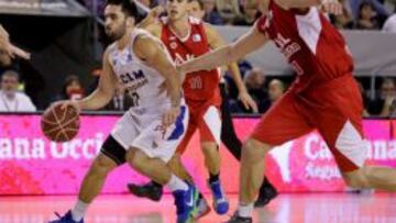 Facundo Campazzo defendido por Alex Hernández y Dmitry Flis.