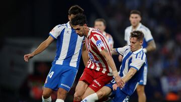 Soccer Football - LaLiga - Espanyol v Atletico Madrid - RCDE Stadium, Cornella de Llobregat, Spain - August 17, 2025 Atletico Madrid's Johnny Cardoso in action with Espanyol's Pol Lozano REUTERS/Bruna Casas