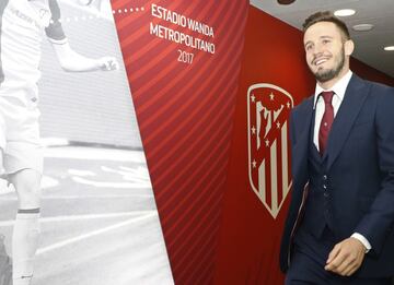 Saúl luciendo el nuevo traje que vistirá al conjunto rojiblanco en sus desplazamientos para la temporada 2018/19.