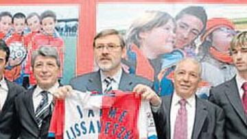 <b>SOLIDARIOS. </b>Pablo, Miguel, Cerezo, Lissavetzky, Collar, Valera y Eller, ayer en la firma del acuerdo entre la Fundación y el CSD.