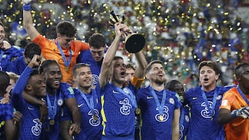 Soccer Football - Club World Cup - Final - Chelsea v Palmeiras - Mohammed Bin Zayed Stadium, Abu Dhabi, United Arab Emirates - February 12, 2022 Chelsea&#039;s Cesar Azpilicueta lifts the trophy after winning the Club World Cup REUTERS/Suhaib Salem