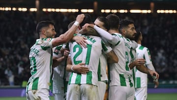 Los jugadores del Córdoba celebran su último gol