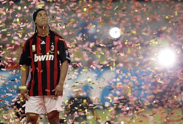 La llegada de Guardiola al Barcelona supuso la salida de Ronaldinho. El AC Milan se hizo con sus servicios por 25 millones de euros. El 18 de julio de 2008 fue presentado en San Siro ante una multitud de aficionados 'rossoneros'.