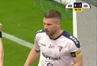 Podolski y su versión nunca antes vista: Dura falta a un rival