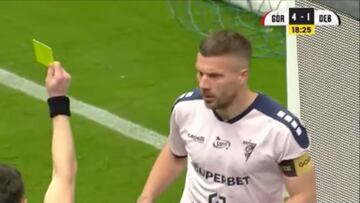 Podolski y su versión nunca antes vista: Dura falta a un rival