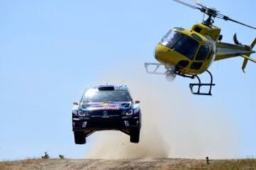 Jari Matti Latvala, piloto finlandés de Volkswagen, parece que quiere llegar a la altura del helicóptero que le sigue  durante el Rally de Cerdeña. 