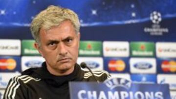 Mourinho, serio en sala de prensa.