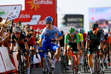 Kaden Groves celebra su victoria al esprint en Cabo de Gata, meta de la undécima etapa de La Vuelta 2022, por delante de Danny Van Poppel y Tim Merlier.