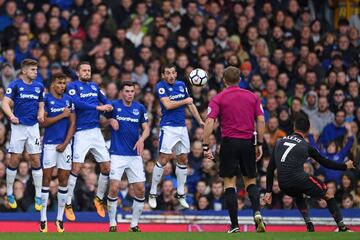 El chileno fue una de las grandes figuras ante Everton por la Premier League.