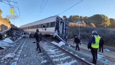 Personal de emergencias caminan en el lugar de la colisión mortal de dos trenes de alta velocidad cerca de Adamuz, Córdoba, España.