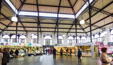 Con más de 100 a?os de historia, el mercado Central de Salamanca es el mercado de abastos más antiguo de la ciudad, que a pesar de su gran belleza, en ocasiones pasa desapercibido, debido al gran elenco de monumentos de la capital salmantina, resaltados en todas las guías turísticas. Sin embargo, son muchos los salmantinos que lo frecuentan diariamente para hacer sus compras, ya que en él se pueden encontrar los mejores productos frescos de la zona. En total, 53 puestos de carnes, pescados, hortalizas y todo tipo de establecimientos de servicios que no puedes dejar de visitar para preparar estas Navidades.
Precio medio de la cesta de la compra: 42,14 €
Puestos de venta disponibles: 53