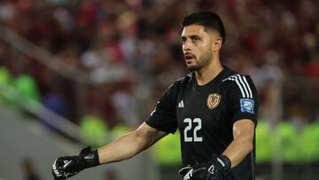 AMDEP9689. MATURÍN (VENEZUELA), 12/11/2024.- Rafael Romo de Venezuela celebra el empate ante Brasil, este jueves durante un partido de las eliminatorias sudamericanas al Mundial de Fútbol 2026, en el estadio Monumental, en Maturín (Venezuela). EFE/ Miguel Gutiérrez
