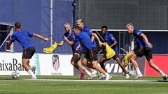 Lodi conduce el bal&oacute;n perseguido por varios de sus compa&ntilde;eros en la sesi&oacute;n del Atl&eacute;tico esta ma&ntilde;ana. 